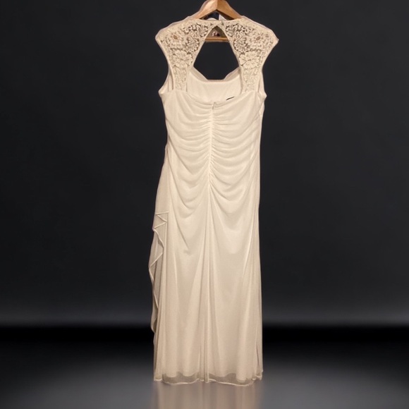 Wedding Dress - Picture 4 of 5